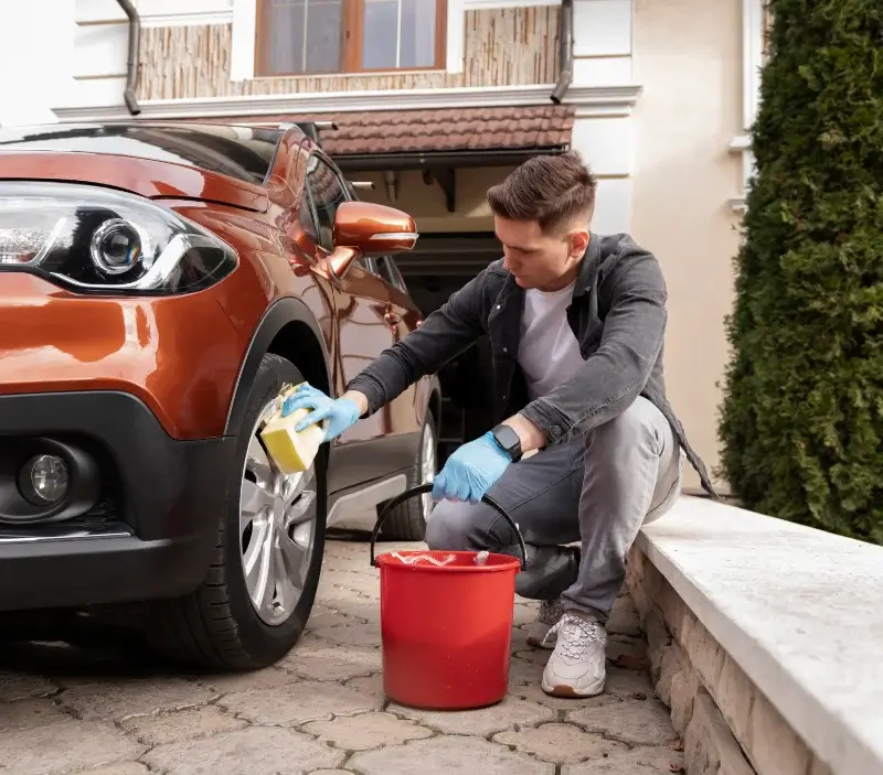 Lavage auto à domicile Tournehem-sur-la-Hem : professionnel intervenant sur un véhicule